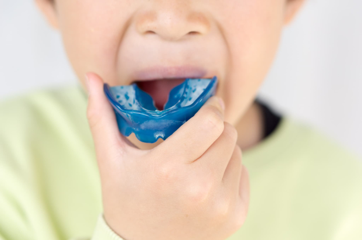 プレオルソを装着しようとしている子供