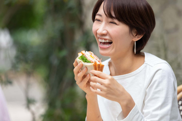 虫歯を治療して食事を楽しむ女性