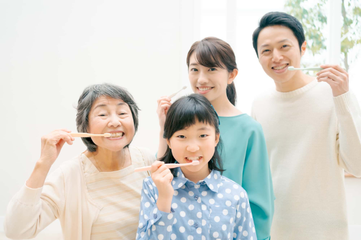 虫歯の予防で歯みがきをする家族