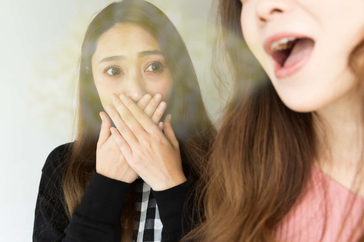 虫歯を放置して口臭がひどくなった女性