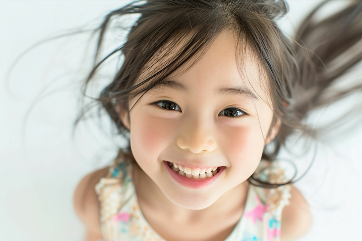 早めに矯正をして綺麗な歯並びで笑う女の子