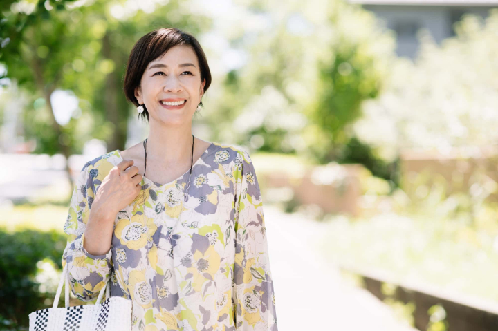 歯周病を治療して笑顔で散歩する女性