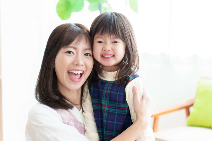 歯みがきをして綺麗な歯の親子