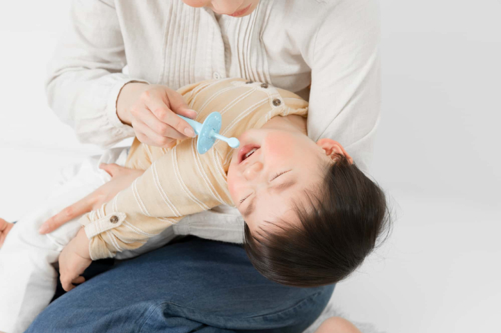 歯磨きを嫌がって泣く子供