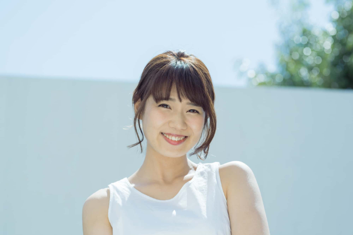 マウスピース矯正をして綺麗な歯で笑う女性