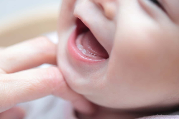 乳歯が生えた子供