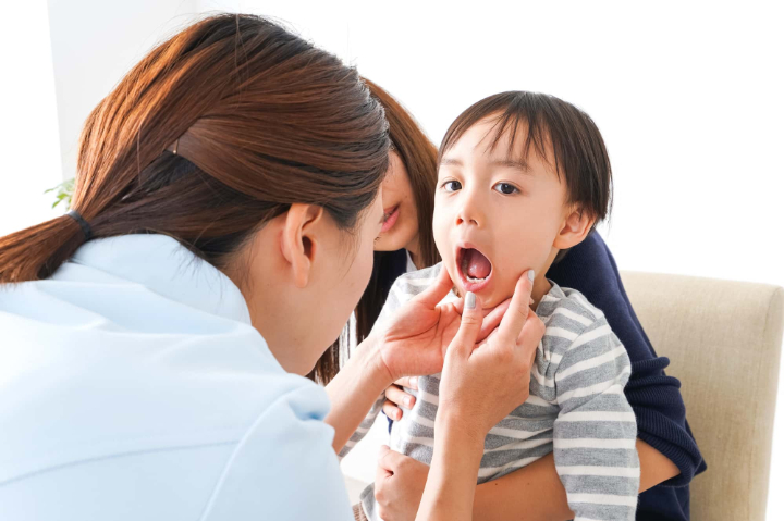 歯の検診をする子供