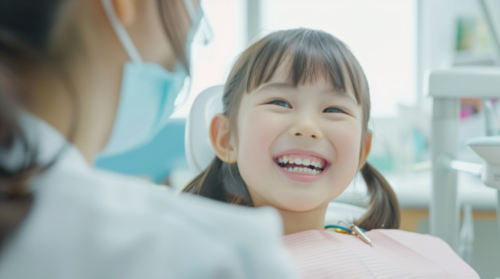 虫歯治療を終え笑顔になる子ども