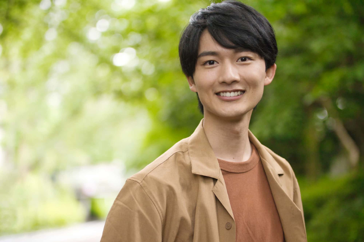 受け口を矯正して笑顔の男性